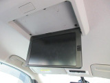 フリップダウンモニターを装備しております。