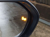 {ブラインドスポットモニター}隣の車線を走る車両をレーダーで検知し、ドアミラーに搭載されたLEDインジケーターが点灯し注意を喚起してくれます。