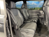 後部座席も気になるようなキズ・汚れやへたり等、大きなダメージはなく、良好な状態です。