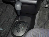 操作が楽なフロアシフト、インパネ周りもすっきりしています。