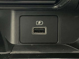 運転席前部にUSBタイプAが装備されています。スマホ等の充電が可能なので便利です。