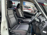 運転席まわりは、使用感も少なく良好な状態です。