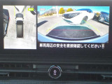 空から見下ろすような視点で、スムーズな駐車と安全確認をサポートする「アラウンドビューモニター」付です。