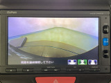【バックカメラ】運転が苦手な方も車庫入れラクラクです!ギアをリバースに入れれば自動的に切り換わりますので、面倒な操作は不要です♪狭い駐車場もお車を傷つけず安心ですね!