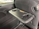 飲み物を置いたりお菓子を置いたり出来る便利なシートバックテーブルがついてますのでロングドライブなどに便利ですよ♪