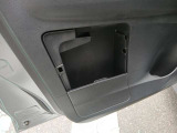 助手席ドア内張にも収納スペースがあります