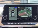 アラウンドビューモニター。上空から見下ろしているような映像で、スムースな駐車をサポートします。