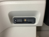 ハンドルの左下にETCがついています。高速道路の料金所の通過も楽々です。 カードの取り出しもしやすい場所についています。