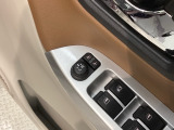 狭い駐車場で便利な電動格納ドアミラーが付いています。