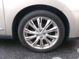 社外アルミホイール付です。鉄ホイールと違って軽いので燃費も良くなります。