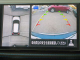 空から見下ろすような視点で、スムーズな駐車と安全確認をサポートする「アラウンドビューモニター」付です。