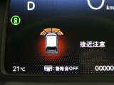 【パーキングセンサー】センサーが周辺の障害物を検知。音とディスプレー表示で障害物との距離をお知らせし、ドライバーに注意を促します。バックでの駐車時や狭い駐車場での出庫時などに役立ちます。