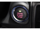 キーレスアクセス&プッシュスタート。アクセスキーを携帯していればドアのロック/アンロックはドアノブに触れるだけでOK。エンジンスタートはこのボタンをワンプッシュ。