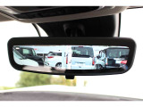 純正アドバンスドルームミラー搭載。後席に同乗者がいても雨天時などでも、クリアな広い後方視界を確保。