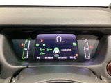デジタル表示のスピードメーターとタコメーター、燃費やオドメーターなどの表示の他に、ホンダセンシング機能などの表示もできる多機能なマルチインフォメーション・ディスプレイです。