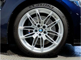 BMWの純正アロイホイールは軽量かつ強度にも優れているホイールで走行性能を引き上げる設計になっております。足元にもBMWは妥協がなくこだわっている個所になります。