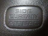 サイドカーテンエアバックシステムは、側面衝突時に大人から子供までさまざまな体格の乗員の頭部や頚部を広範囲で保護。特にセンターピラーへの頭部衝突を防ぐ展開性能を実現しています。