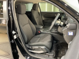 乗降がしやすい運転席。高さが調節できて小柄な方でも運転しやすいポジションをとることができます。