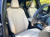 【コックピットシート】BMW車の主役席。車体中央にくる様に配置し車両重心とが一致する事でドライバーと車との一体感あるドライビングを実現。人間工学に基づき形成した形状が長時間のドライブ疲労も軽減します!