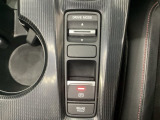 シビックのCVT車は、3つの異なる加速感を楽しめるドライブモードスイッチがついています。一般道、高速道路、ワインディングなど、シーンに合わせて最適な加速感を楽しめるドライブモードスイッチです。