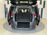 リアシートを倒すことでほぼフラットの状態となり、スペースを広く有効にご活用いただけます。車中泊も可能な広さです!