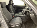 広い足元にゆったり座れるシートには肘掛けも装備しており長距離の運転でも疲れにくくなってます。女性でも運転がしやすいように、シートの高さ調整機能(シートリフター)がついています。