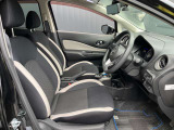 広々としたフロントシートに足元。操作性も良く、快適にドライブして頂けます。