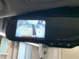 バックモニターで、後方を確認しながら安心して駐車することができます。※カメラが映し出す範囲は限られています。必ず車両周辺の安全を直接確認してください。