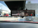インテリジェントルームミラーは、車両後方のカメラ映像がミラー(液晶画面)に写るので、後席の人や荷物が写りこみません。