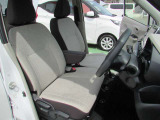 運転席と助手席はベンチシートですので、横移動もラクに出来ます。