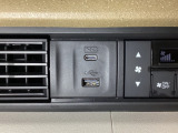 エアコン操作パネルの左側に、スマートフォンなどの充電可能なUSB端子と、音源などの外部入力の可能なUSB端子がついています。移動中に充電もできるので便利です。