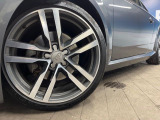 ●純正18インチアルミホイール:輸入車ならではの卓越した走りを支えるホイールと足回りです!日本車の走りに慣れている方にもぜひ体感して頂きたいほど、高いレベルでまとまっています!
