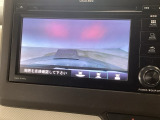 【バックカメラ】運転が苦手な方も車庫入れラクラクです!ギアをリバースに入れれば自動的に切り換わりますので、面倒な操作は不要です♪狭い駐車場もお車を傷つけず安心ですね!