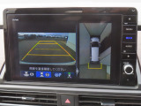 【マルチビューカメラシステム】フロントビューだけでなく、グラウンドビューも表示!自車を上空から見下ろしたような映像が表示されるので、駐車時などにドライバーの死角を減らすことができます。