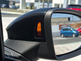 「サイドアシストプラス」。車両斜め後方死角ゾーンに車両を検知することでミラー内側のインジケーターが点灯、安全な車線変更をサポートします。