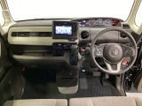 車内は光触媒抗菌消臭施工済です。インパネ周りはスタイリッシュなデザインで機能や装備も充実しています。グローブボックスやカップホルダーのほかにトレーなどたくさんの収納スペースが付いています。