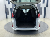 3列シートを畳むと沢山の荷物が積めます。スペースを広く有効にご活用いただけます。