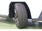 タイヤサイズ 235/50R20。タイヤの空気圧がゼロになっても、一定の速度で一定の距離を走行できるランフラットタイヤを装着しています。万が一パンクした場合でも安全な場所まで走行することが出来ます。