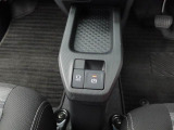 ボタン操作だけで駐車ブレーキをかけたり、解除したりできる、電子パーキングブレーキ付き。