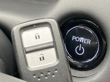 【Hondaスマートキー】カバンやポケットに入れたままでもドアの施錠・解錠が可能なスマートキーを装備。エンジンのオン・オフ時もカギを取り出す必要が無いからとっても便利です♪