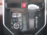 ストレート式のインパネシフトです!オートエアコンで簡単に車内の温度調節ができます!
