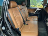 後部座席も気になるようなキズ・汚れやへたり等、大きなダメージはなく、良好な状態です。