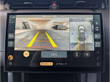 【360&deg;サラウンドカメラ】全周囲のカメラを繋ぎ合わせ上からのアングルを画面上に映し出します。見やすい為バックも安全に運転できます。