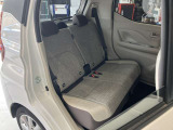 後部座席です。後席も大人の方でもゆったり乗れるスペースを確保♪足元も深くシートのクッションも柔らかくロングドライブの疲労を軽減してくれます♪