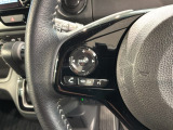 ステアリングにオーディオ操作スイッチが付いています。オーディオ画面に直接タッチしなくても操作が出来ますので、運転に集中できます。