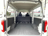 後席使用時でもこの広い荷室が使用できますよ!