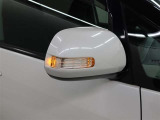 サイドターンランプ付きドアミラー。車両のドレスアップと右左折時の被視認性を兼ね備えたお洒落なミラーです。