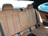 後席も使用感はさほど感じず、運転席・助手席同様に清潔感があります。後席シートもしっかりと作り込まれていますので、座り心地も悪くありません。是非、実車にてご確認下さい。