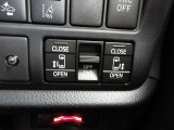 運転席からインパネ部のスイッチを押すだけで、両側スライドドアが自動で開閉します。
