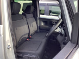 フロントシートはベンチシートです。ベンチシ―トは運転席と助手席の移動もスムーズ!狭い駐車場での乗り降りに便利です。シートの間にコンソールボックスやドリンクホルダーがないため、車内空間も広く感じます
